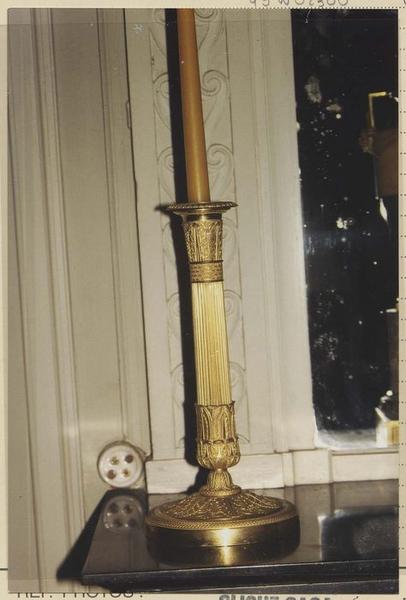 garniture de cheminée comprenant une pendule : bougeoir - © Ministère de la Culture (France), Médiathèque du patrimoine et de la photographie (objets mobiliers), tous droits réservés