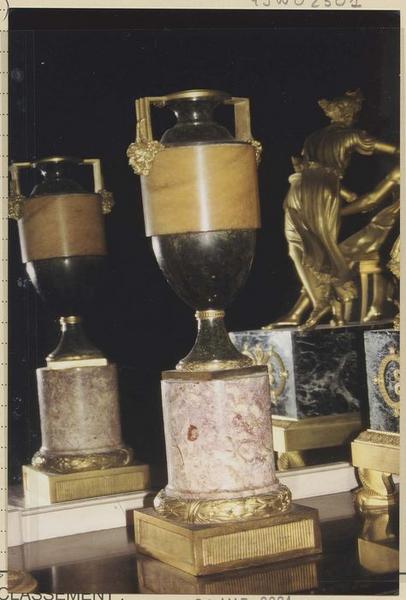 garniture de cheminée comprenant une pendule : vase - © Ministère de la Culture (France), Médiathèque du patrimoine et de la photographie (objets mobiliers), tous droits réservés