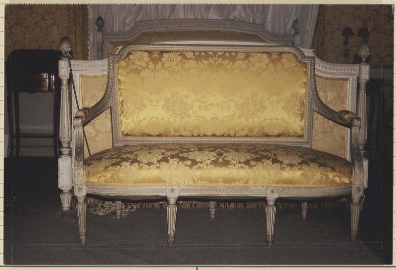 un canapé, style Louis XV ou Louis XVI - © Ministère de la Culture (France), Médiathèque du patrimoine et de la photographie (objets mobiliers), tous droits réservés