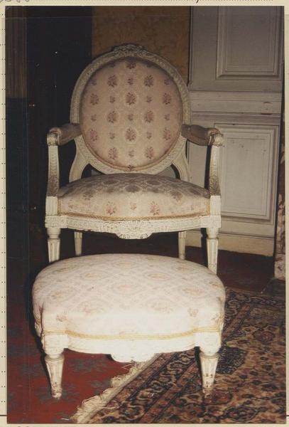 un fauteuil médaillon et son repose-pieds - © Ministère de la Culture (France), Médiathèque du patrimoine et de la photographie (objets mobiliers), tous droits réservés