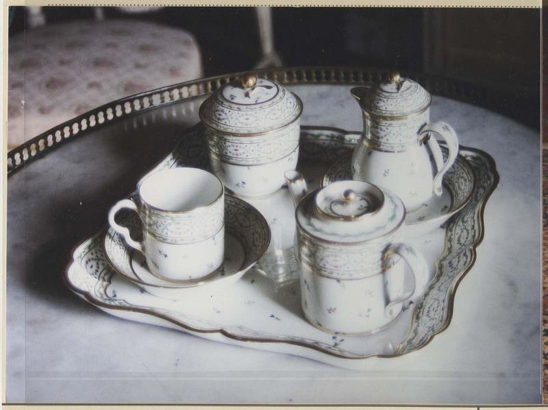 service à déjeuner : pot à lait de déjeuner, théière, sucrier, tasse, soucoupe et plateau - © Ministère de la Culture (France), Médiathèque du patrimoine et de la photographie (objets mobiliers), tous droits réservés