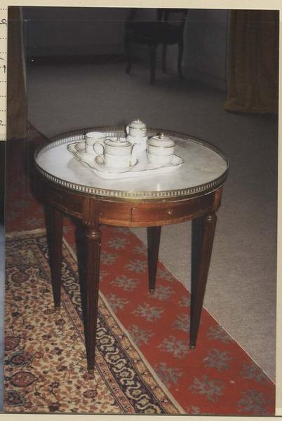service à déjeuner : pot à lait de déjeuner, théière, sucrier, tasse, soucoupe et plateau - © Ministère de la Culture (France), Médiathèque du patrimoine et de la photographie (objets mobiliers), tous droits réservés