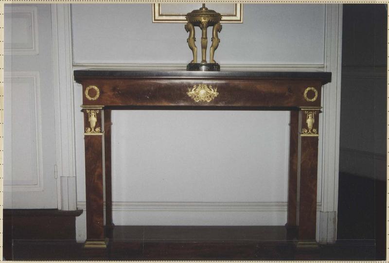 console - © Ministère de la Culture (France), Médiathèque du patrimoine et de la photographie (objets mobiliers), tous droits réservés