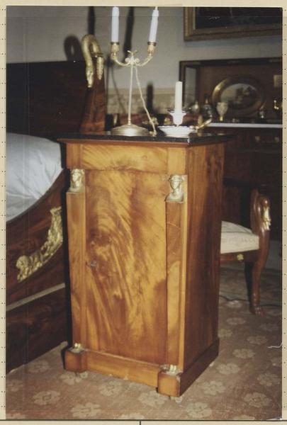 table de nuit - © Ministère de la Culture (France), Médiathèque du patrimoine et de la photographie (objets mobiliers), tous droits réservés