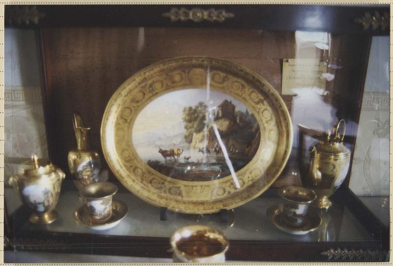 service à thé : plat, théière, pot à lait de déjeuner, sucrier, 2 tasses et leurs soucoupes - © Ministère de la Culture (France), Médiathèque du patrimoine et de la photographie (objets mobiliers), tous droits réservés