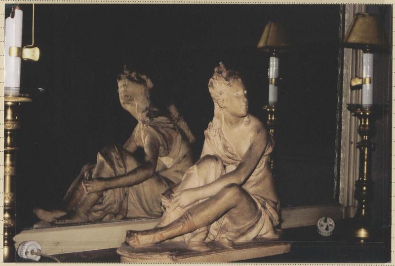 statue : Jeune femme assise nouant sa sandale - © Ministère de la Culture (France), Médiathèque du patrimoine et de la photographie (objets mobiliers), tous droits réservés