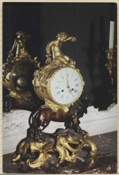garniture de cheminée : horloge - © Ministère de la Culture (France), Médiathèque du patrimoine et de la photographie (objets mobiliers), tous droits réservés