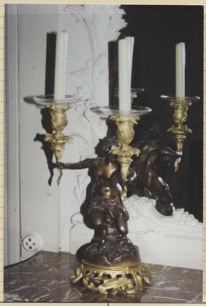 garniture de cheminée : chandelier - © Ministère de la Culture (France), Médiathèque du patrimoine et de la photographie (objets mobiliers), tous droits réservés