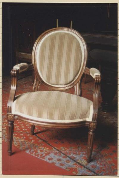 fauteuil médaillon - © Ministère de la Culture (France), Médiathèque du patrimoine et de la photographie (objets mobiliers), tous droits réservés