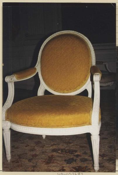 fauteuil à dossier à la d'Artois - © Ministère de la Culture (France), Médiathèque du patrimoine et de la photographie (objets mobiliers), tous droits réservés