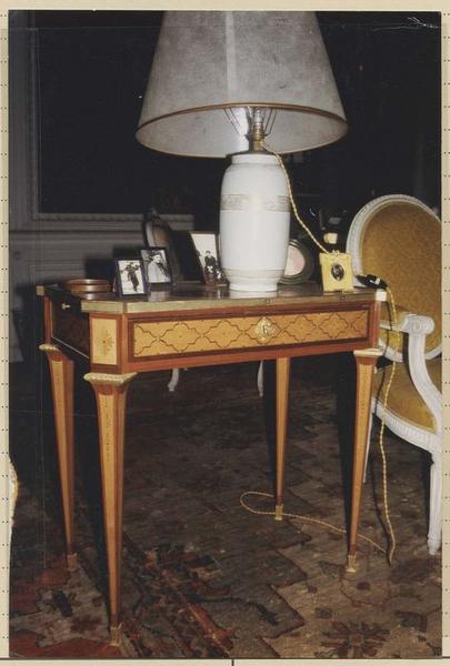 table en marqueterie d'époque Louis XVI, estampillée J.B.G. pour Jean-Baptiste Galet, n° inv. 299 - © Ministère de la Culture (France), Médiathèque du patrimoine et de la photographie (objets mobiliers), tous droits réservés