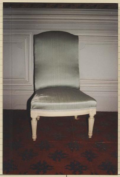 fauteuil (chauffeuse), style Louis XVI - © Ministère de la Culture (France), Médiathèque du patrimoine et de la photographie (objets mobiliers), tous droits réservés