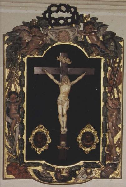 croix encadrée : Christ en croix - © Ministère de la Culture (France), Médiathèque du patrimoine et de la photographie (objets mobiliers), tous droits réservés