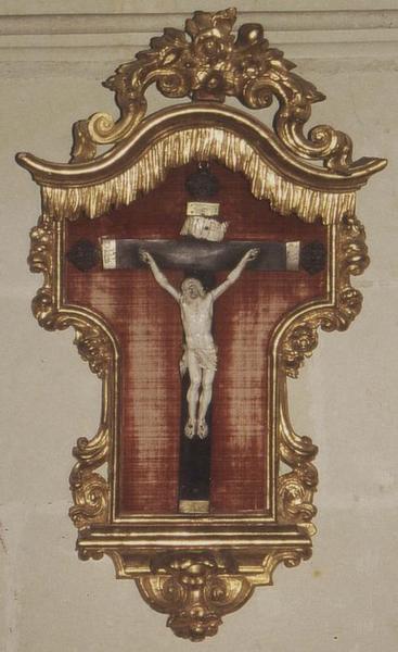 croix encadrée : Christ en croix - © Ministère de la Culture (France), Médiathèque du patrimoine et de la photographie (objets mobiliers), tous droits réservés
