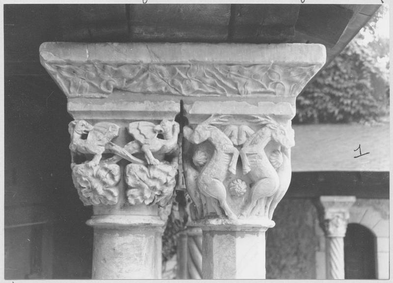 colonne prismatique, chapiteau décoré de cerfs affrontés ; colonne cylindrique, chapiteau à deux registres inférieur décoré de feuillages, le supérieur de basilics affrontés - © Ministère de la Culture (France), Médiathèque du patrimoine et de la photographie (objets mobiliers), tous droits réservés