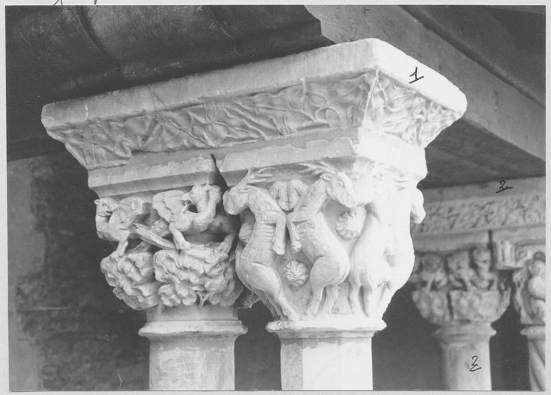 colonne prismatique, chapiteau décoré de cerfs affrontés ; colonne cylindrique, chapiteau à deux registres inférieur décoré de feuillages, le supérieur de basilics affrontés, en arrière plan - © Ministère de la Culture (France), Médiathèque du patrimoine et de la photographie (objets mobiliers), tous droits réservés