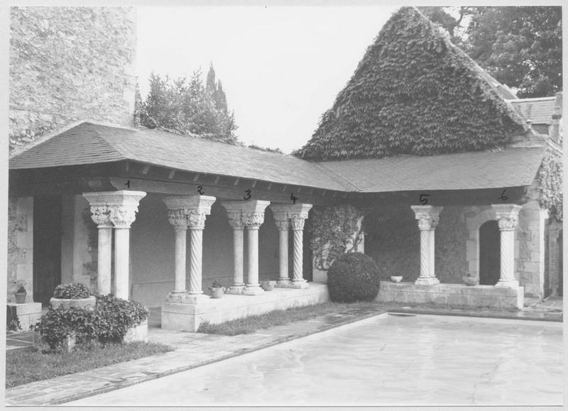 douze colonnes jumelées avec leurs bases, leurs chapiteaux historiés et d'un tailloir supérieur - © Ministère de la Culture (France), Médiathèque du patrimoine et de la photographie (objets mobiliers), tous droits réservés