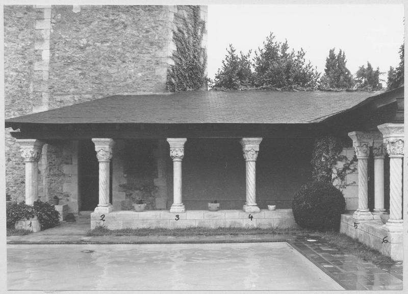 douze colonnes jumelées avec leurs bases, leurs chapiteaux historiés et d'un tailloir supérieur - © Ministère de la Culture (France), Médiathèque du patrimoine et de la photographie (objets mobiliers), tous droits réservés