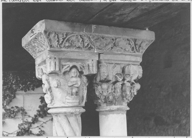 colonne à torsade, chapiteau des travaux des mois : foulage de raisin ; colonne cylindrique, chapiteau décoré de deux registres, inférieur orné dacanthes très grasses, le registre supérieur de diunéres, tailloir cassé en deux et décoré de feuilles de chênes - © Ministère de la Culture (France), Médiathèque du patrimoine et de la photographie (objets mobiliers), tous droits réservés