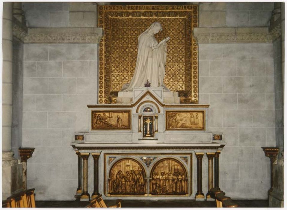autel de la Bienheureuse Jeanne-Marie de Maillé, gradin d'autel, tabernacle, deux colonnettes et statue : Jeanne-Marie de Maillé - © Ministère de la Culture (France), Médiathèque du patrimoine et de la photographie, diffusion GrandPalaisRmn Photo