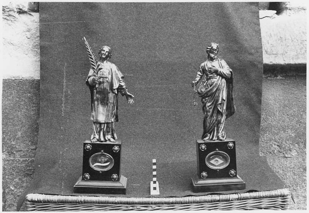 Six statuettes-reliquaires : Saint Pierre, Saint Louis, Saint Vincent diacre, Saint Vincent de Paul, Saint Bernard et Saint Charles Borromée