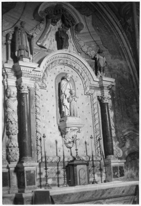 retable de Saint-Jean-Baptiste et quatre statues : Saint Jean-Baptiste, Saint Joseph et l'Enfant Jésus, Saint Eutrope (ou Saint Aignan ?) et Saint Fiacre