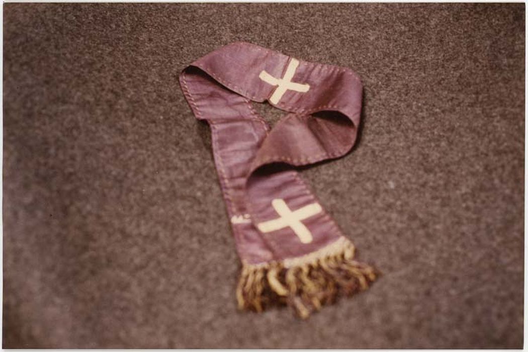 ornement liturgique de M. Mongazon : manipule (ornement violet) - © Ministère de la Culture (France), Médiathèque du patrimoine et de la photographie, diffusion GrandPalaisRmn Photo