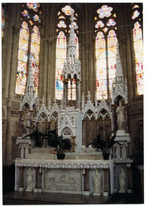 autel (maître-autel), deux gradins d'autel, tabernacle, bas-relief : Cène, et cinq statues : Saint Jean-Baptiste, Melchisédech, Saint Simon, Saint Pierre et Saint Paul - © Ministère de la Culture (France), Médiathèque du patrimoine et de la photographie, diffusion GrandPalaisRmn Photo
