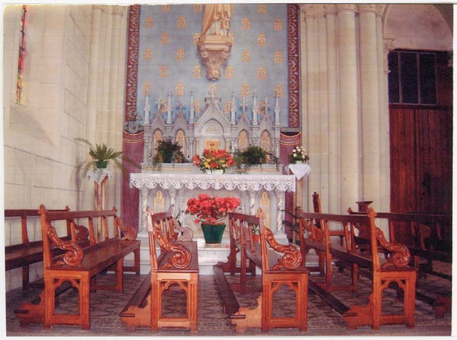 autel latéral de la Vierge, bas-relief : Déploration du Christ, gradins d'autel, tabernacle et peinture monumentale - © Ministère de la Culture (France), Médiathèque du patrimoine et de la photographie, diffusion GrandPalaisRmn Photo