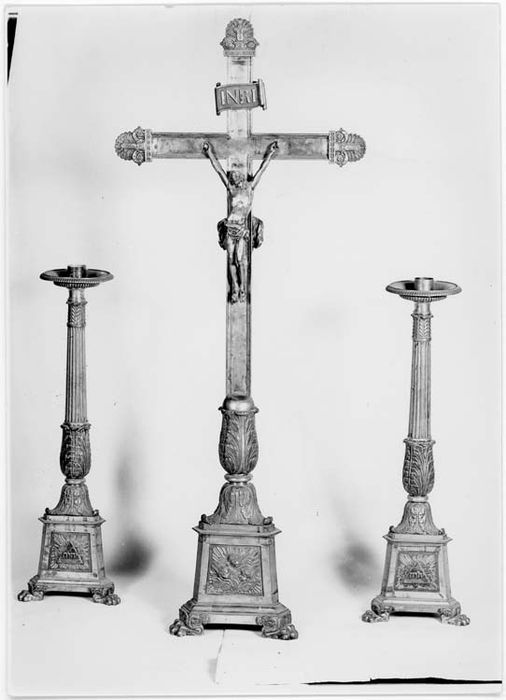 Six chandeliers d'autel (pique-cierges) et une croix