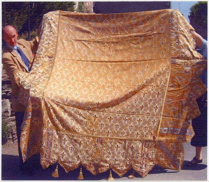 Dais de procession et sa garniture (structure)