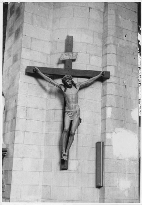 Statue : Christ en croix