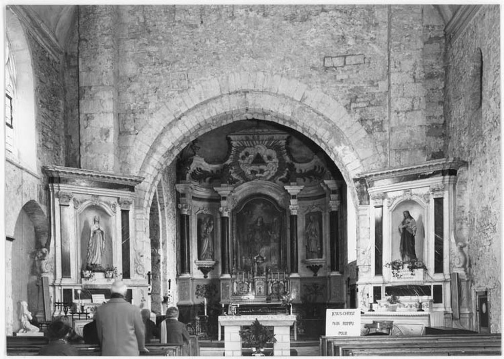 Autel (maître-autel), deux autels latéraux et leur retable, tabernacle, clôture de choeur (grille de communion), tableau : Assomption, quatre statues