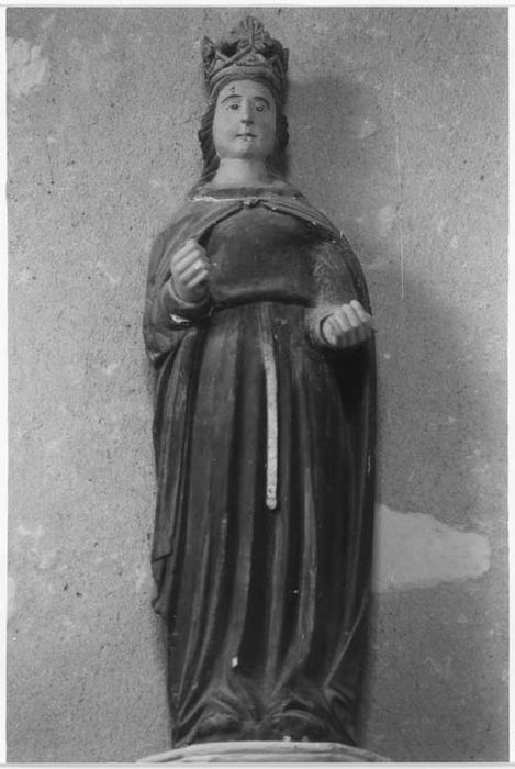 Statue : Femme couronnée