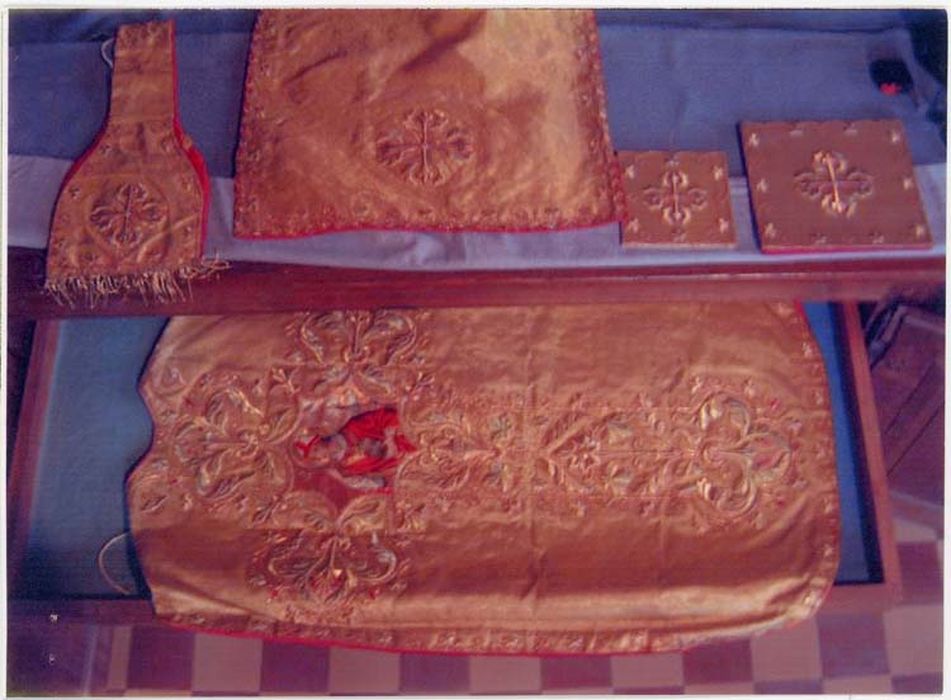 chasuble, étole de clerc, manipule, voile de calice, bourse de corporal et pale (ornement doré) - © Ministère de la Culture (France), Médiathèque du patrimoine et de la photographie, diffusion GrandPalaisRmn Photo