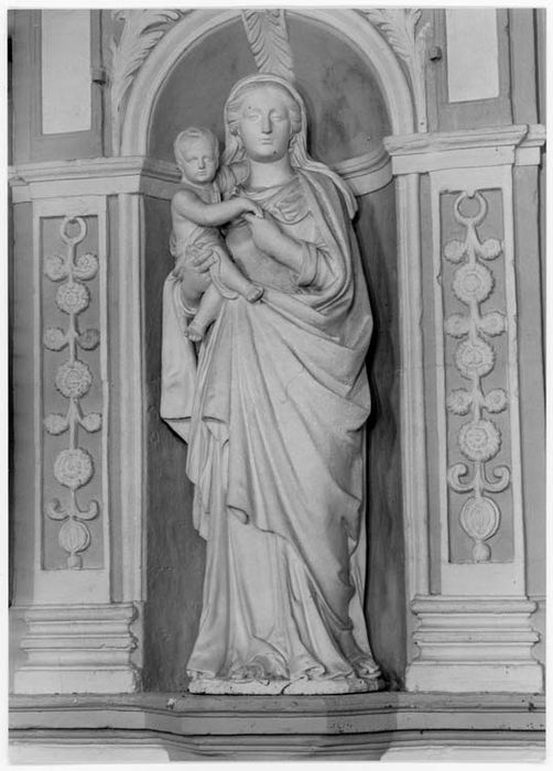 Autel, retable et statue : Vierge à l'Enfant