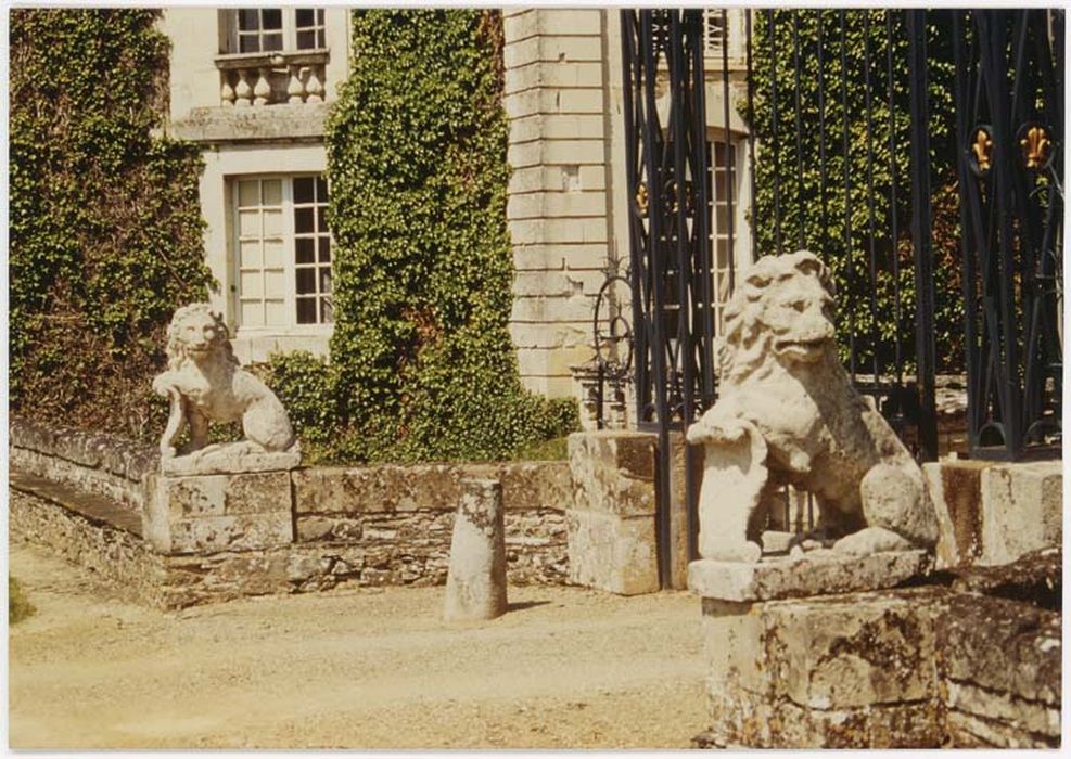 statue : Lion portant des Armoiries