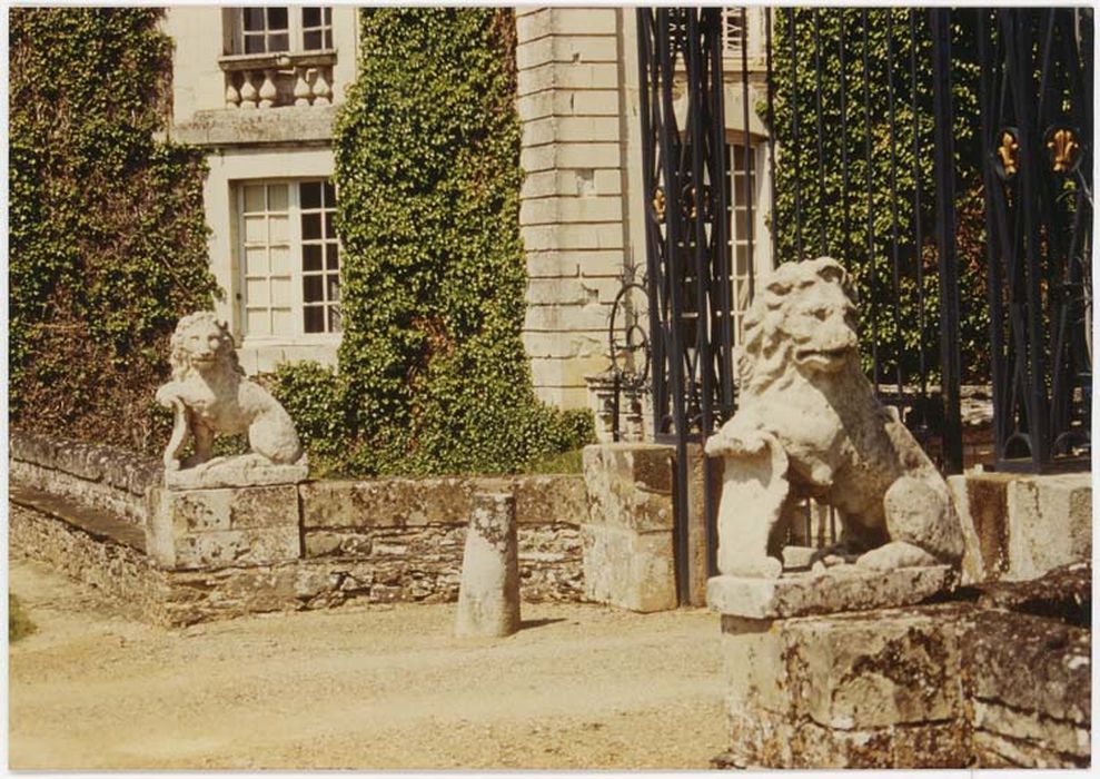 statue : Lion portant des Armoiries