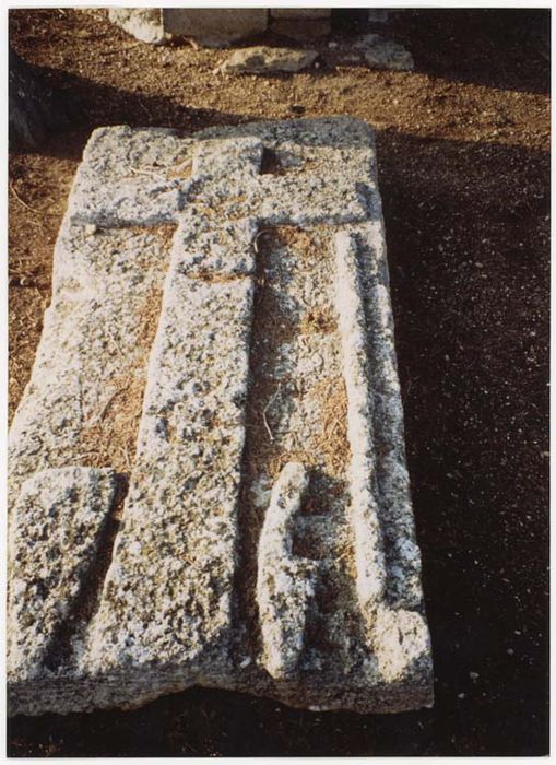 cinq monuments funéraires : dalles funéraires (pierres tombales)