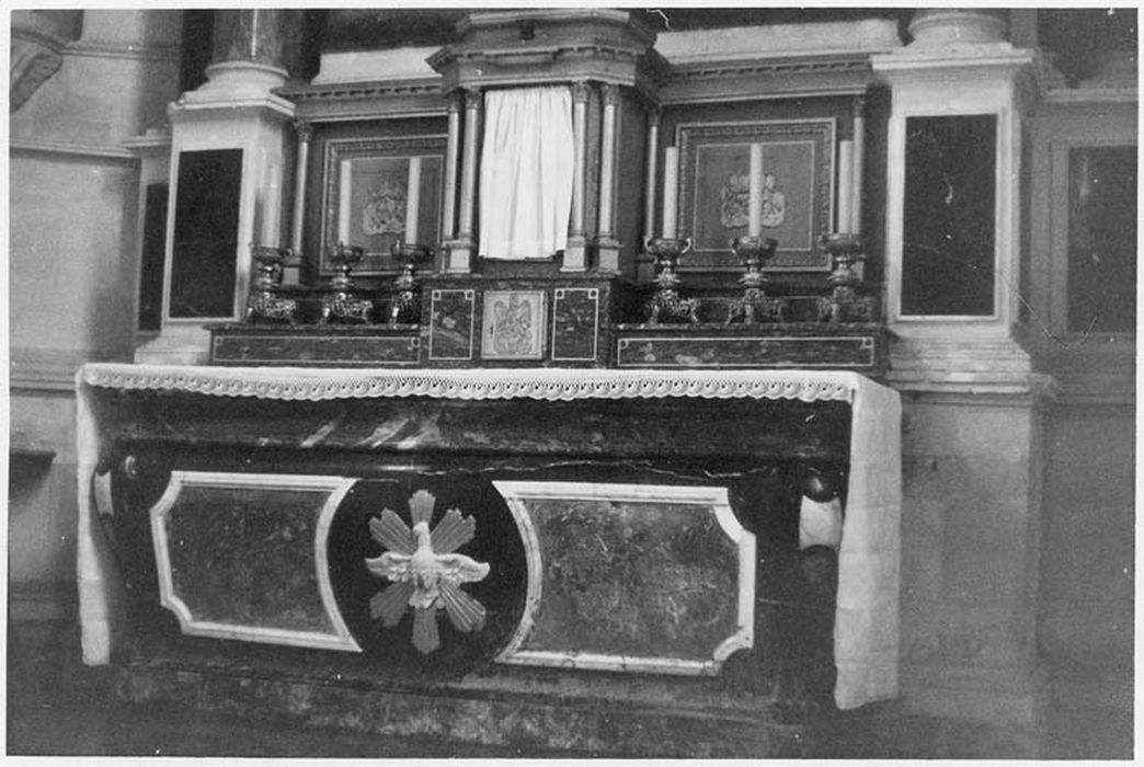 détail, retable et autel, six flambeaux - © Ministère de la Culture (France), Médiathèque du patrimoine et de la photographie, diffusion GrandPalaisRmn Photo