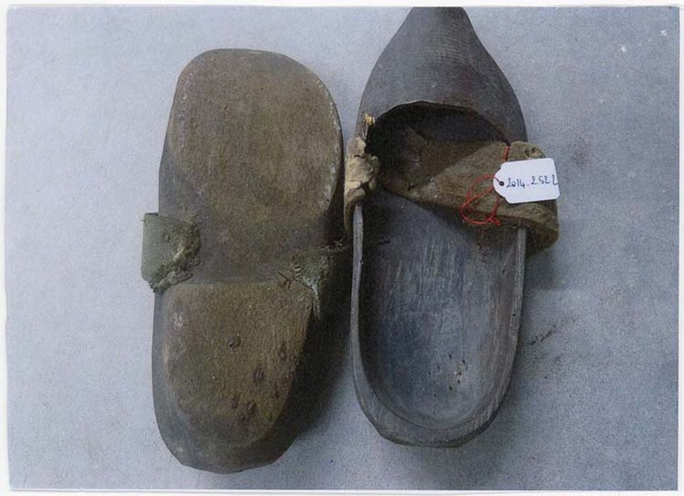 paire de chaussures (sabots), (photocopie numérisée)