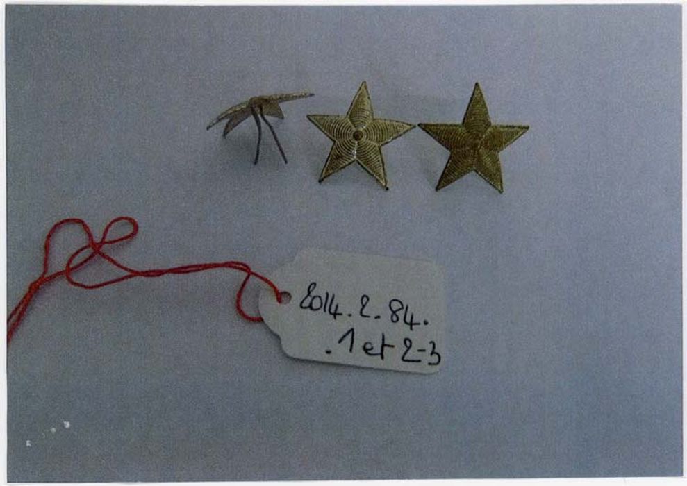 trois insignes du personnel pénitentiaire, (photocopie numérisée)