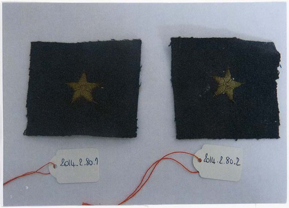 deux insignes du personnel pénitentiaire, (photocopie numérisée)