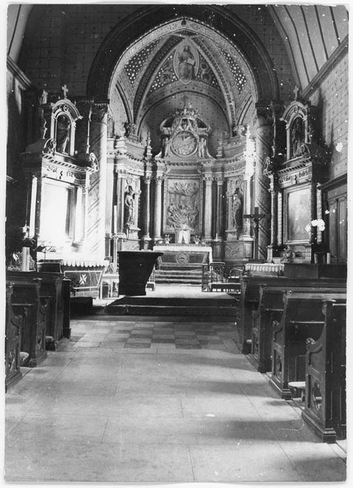 autel (maître-autel), deux autel latéraux, tabernacle, retable, bas-relief : Adoration des bergers, et deux statues : Saint Pierre et Saint Martin de Vertou