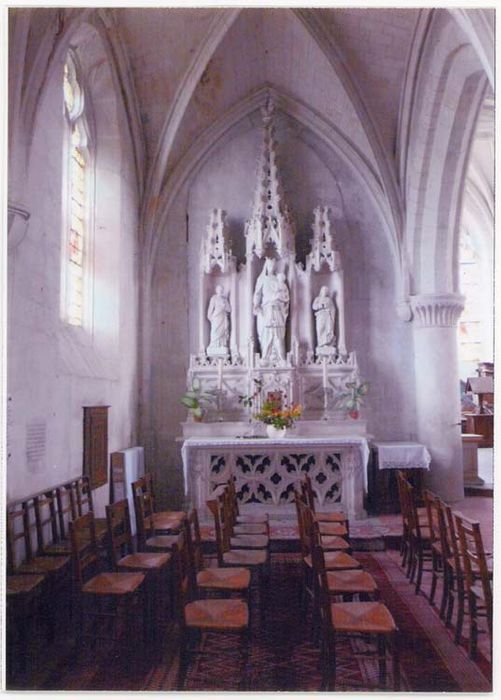 Autel latéral nord et trois statues : Vierge à l'Enfant, Saint Joseph et Saint Jean