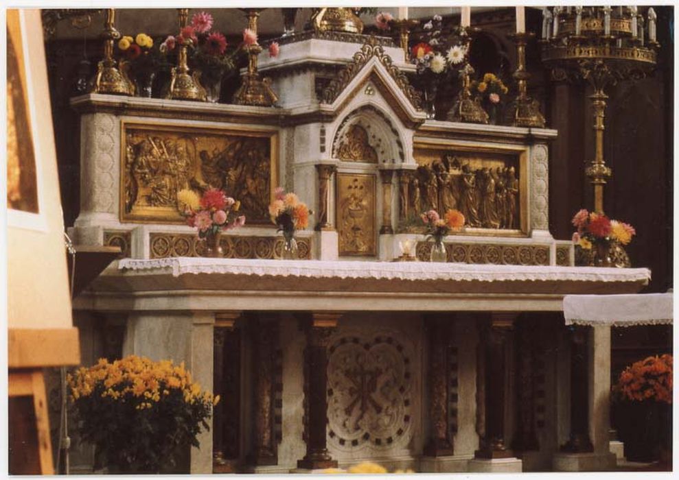 autel, gradin d'autel, tabernacle et deux bas-reliefs - © Ministère de la Culture (France), Médiathèque du patrimoine et de la photographie, diffusion GrandPalaisRmn Photo