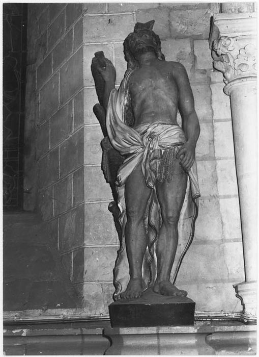 Statue : Saint tenant un fouet