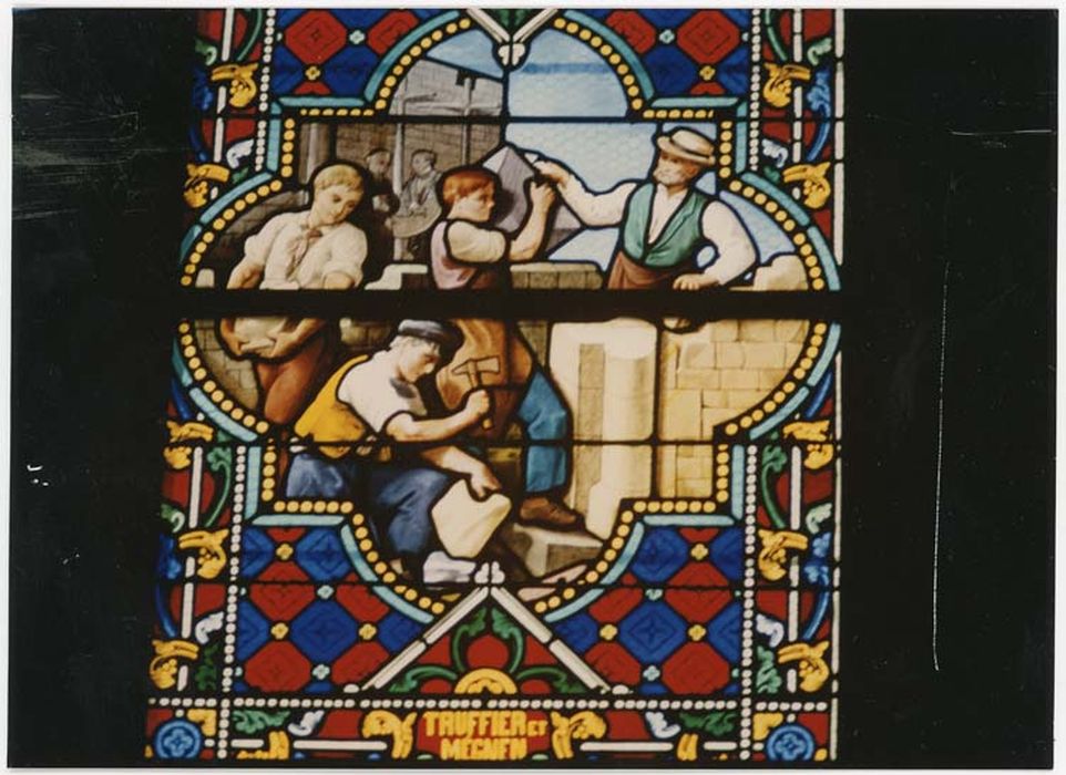 verrière F0 dite de la construction de l'église - © Ministère de la Culture (France), Médiathèque du patrimoine et de la photographie, diffusion GrandPalaisRmn Photo