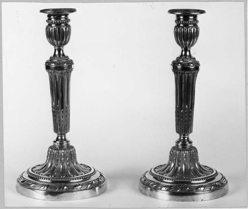 deux bougeoirs