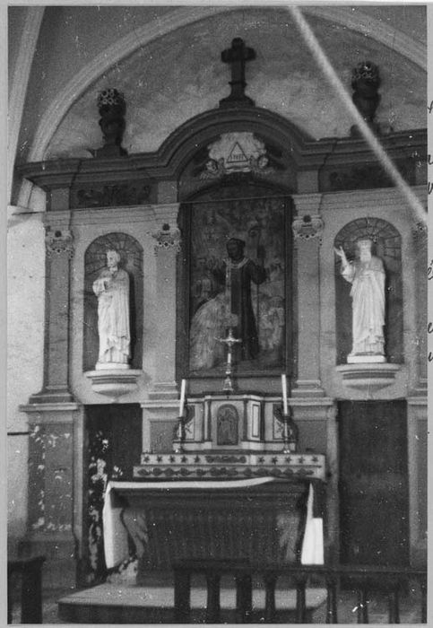 Retable, autel (maître-autel), tabernacle et deux gradins d'autel